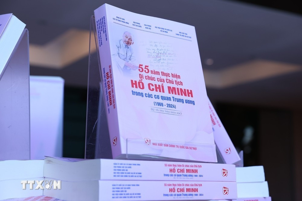 Kỷ yếu 55 năm thực hiện Di chúc của Chủ tịch Hồ Chí Minh trong các cơ quan T.Ư được trưng bày tại hội thảo. Ảnh: TTXVN.