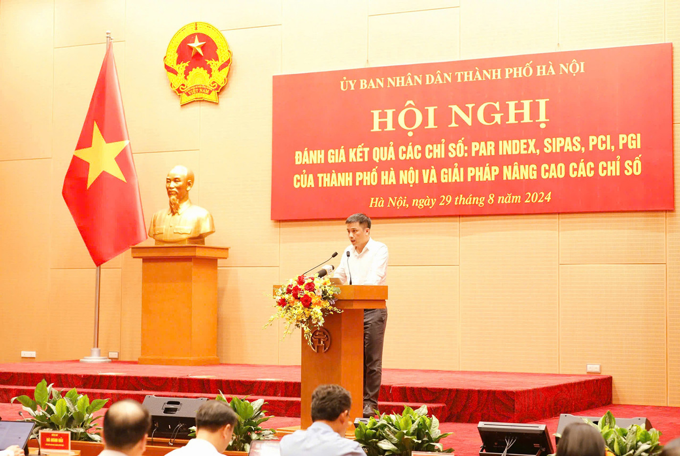Ông Đậu Anh Tuấn - Phó tổng Thư ký, Trưởng ban Pháp chế Liên đoàn Thương mại và Công nghiệp Việt Nam (VCCI) phân tích một số chỉ số của thành phố Hà Nội. Ảnh: PV.