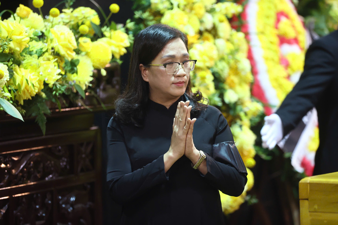 Nhiều đoàn đại biểu đến kính viếng, tiễn đưa PGS Đặng Bích Hà.