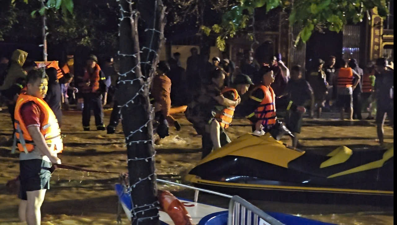 Lực lượng chức năng cõng người cao tuổi rời khỏi khu vực ngập lụt. Ảnh: Hoàng Mạnh Thắng. Lực lượng chức năng cõng người cao tuổi rời khỏi khu vực ngập lụt. Ảnh: Hoàng Mạnh Thắng.