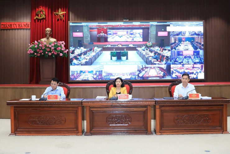 Phó Bí thư Thường trực Thành uỷ Hà Nội Nguyễn Thị Tuyến và đại diện lãnh đạo HĐND - UBND thành phố Hà Nội chủ trì hội nghị. Ảnh: PV.