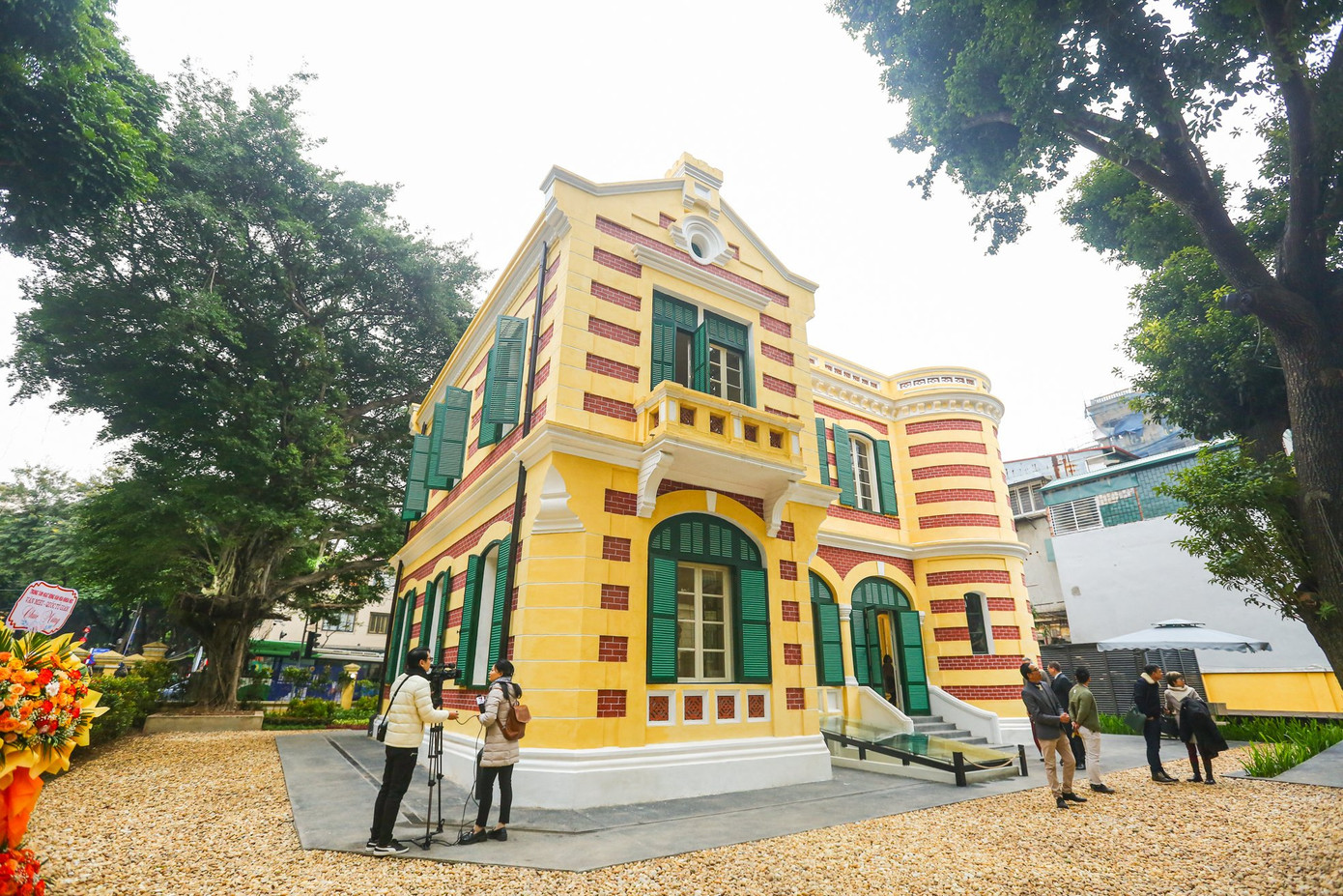 Và sau khi được trùng tu.