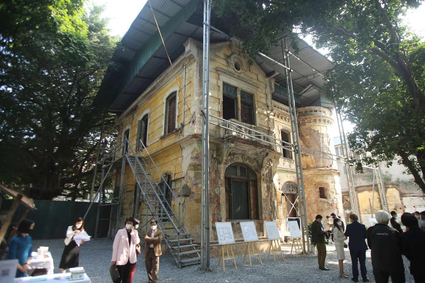 Ngôi biệt thự trước trùng tu...