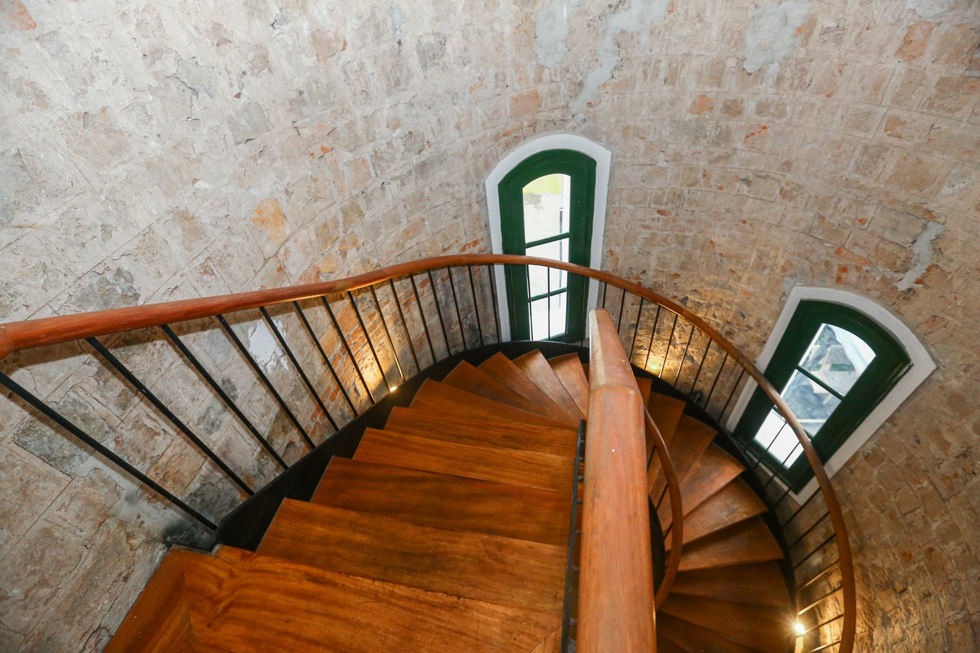 Bên trong biệt thự trước và sau khi trùng tu.