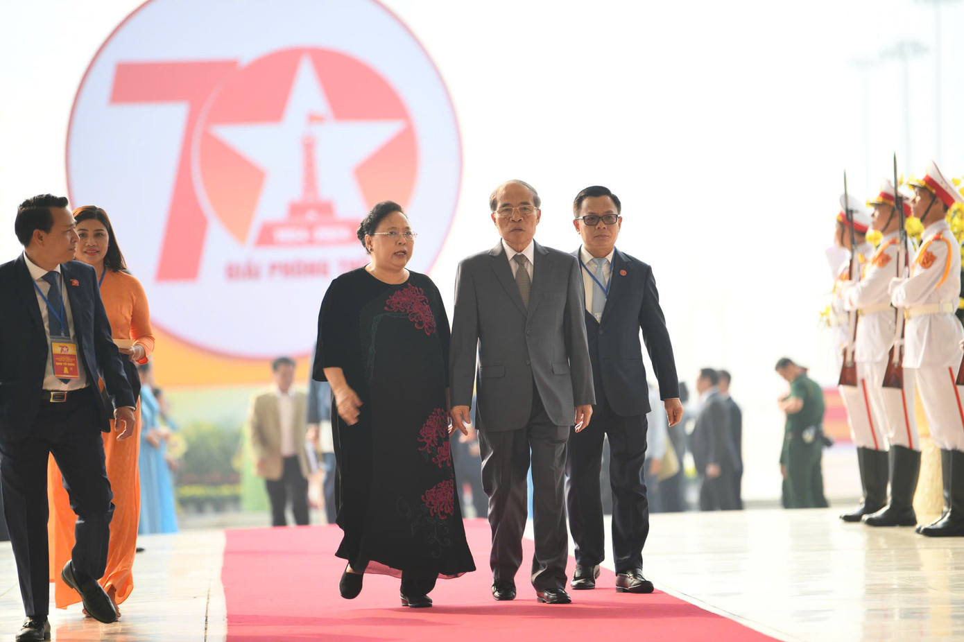 Nguyên Chủ tịch Quốc hội Nguyễn Sinh Hùng tới dự chương trình kỷ niệm 70 năm Ngày Giải phóng Thủ đô. Ảnh: Như Ý. Nguyên Chủ tịch Quốc hội Nguyễn Sinh Hùng tới dự chương trình kỷ niệm 70 năm Ngày Giải phóng Thủ đô. Ảnh: Như Ý.