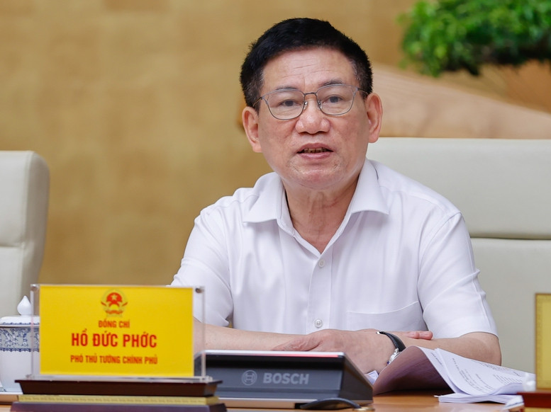 Các Phó Thủ tướng: Nguyễn Hòa Bình, Lê Thành Long, Hồ Đức Phớc phát biểu tại phiên họp. Ảnh: VGP.