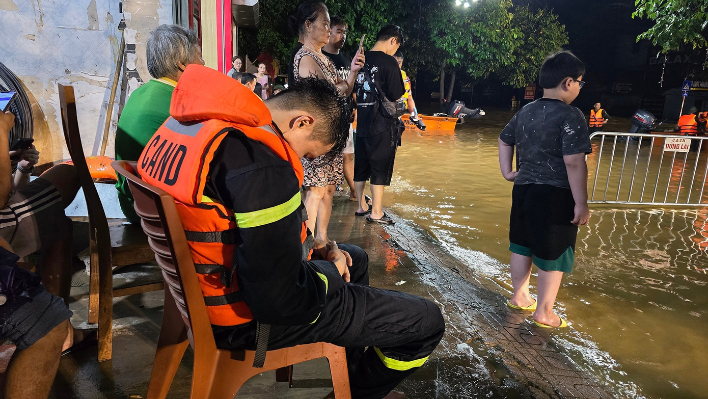 Bữa cơm đơn giản của các cán bộ, chiến sĩ trong giờ phút giải lao sau những chuyến xuồng cứu trợ người dân. Một chiến sĩ công an trẻ tranh thủ chợp mắt dù quần áo đang ướt và trên người vẫn mặc áo phao. Theo ghi nhận của phóng viên, nhiều cán bộ, chiến sĩ quân đội, công an làm việc xuyên ngày đêm để cố gắng cứu người dân. Ảnh: Hoàng Mạnh Thắng - Trường Phong. Bữa cơm đơn giản của các cán bộ, chiến sĩ trong giờ phút giải lao sau những chuyến xuồng cứu trợ người dân. Một chiến sĩ công an trẻ tranh thủ chợp mắt dù quần áo đang ướt và trên người vẫn mặc áo phao. Theo ghi nhận của phóng viên, nhiều cán bộ, chiến sĩ quân đội, công an làm việc xuyên ngày đêm để cố gắng cứu người dân. Ảnh: Hoàng Mạnh Thắng - Trường Phong.