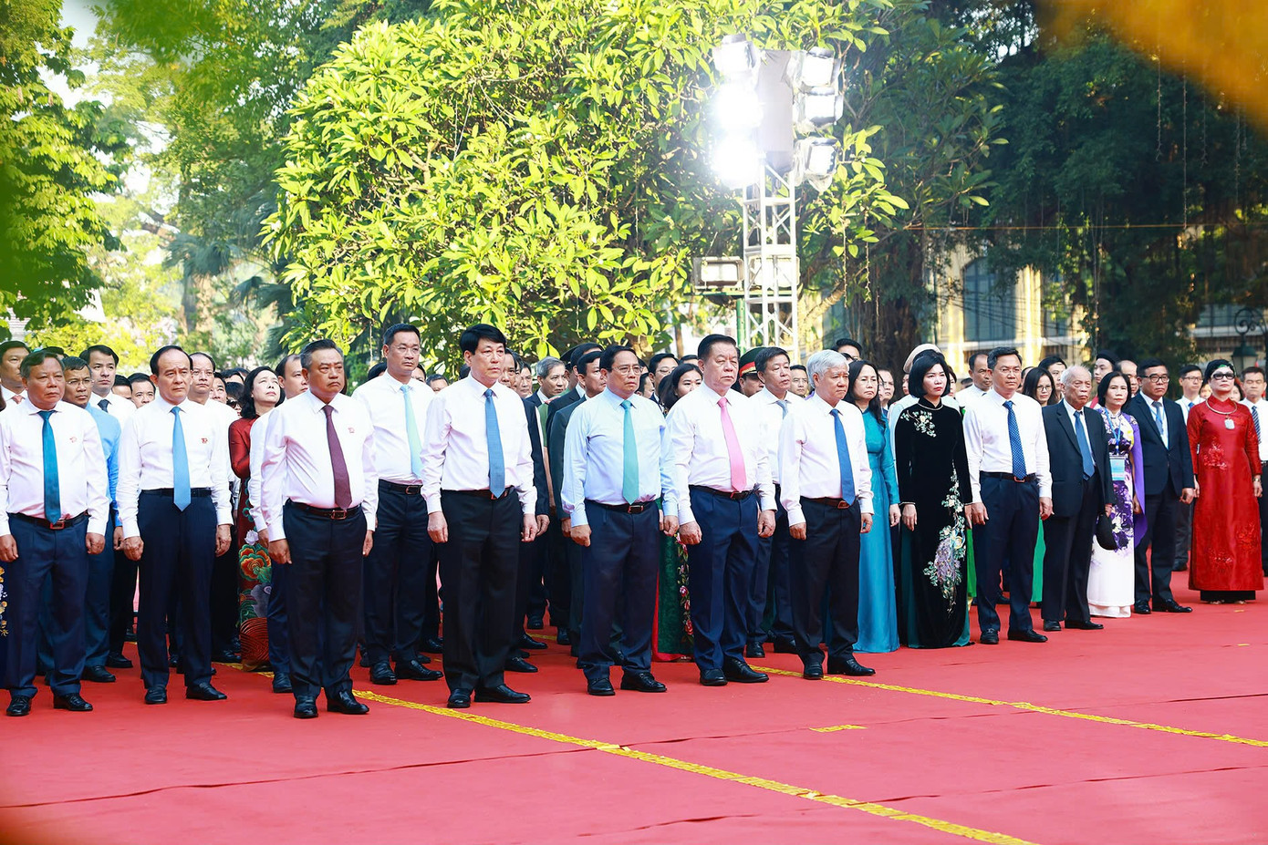 Thủ tướng Phạm Minh Chính và các đại biểu dâng hương trước Tượng đài Vua Lý Thái Tổ. Ảnh: PV. Thủ tướng Phạm Minh Chính và các đại biểu dâng hương trước Tượng đài Vua Lý Thái Tổ. Ảnh: PV.