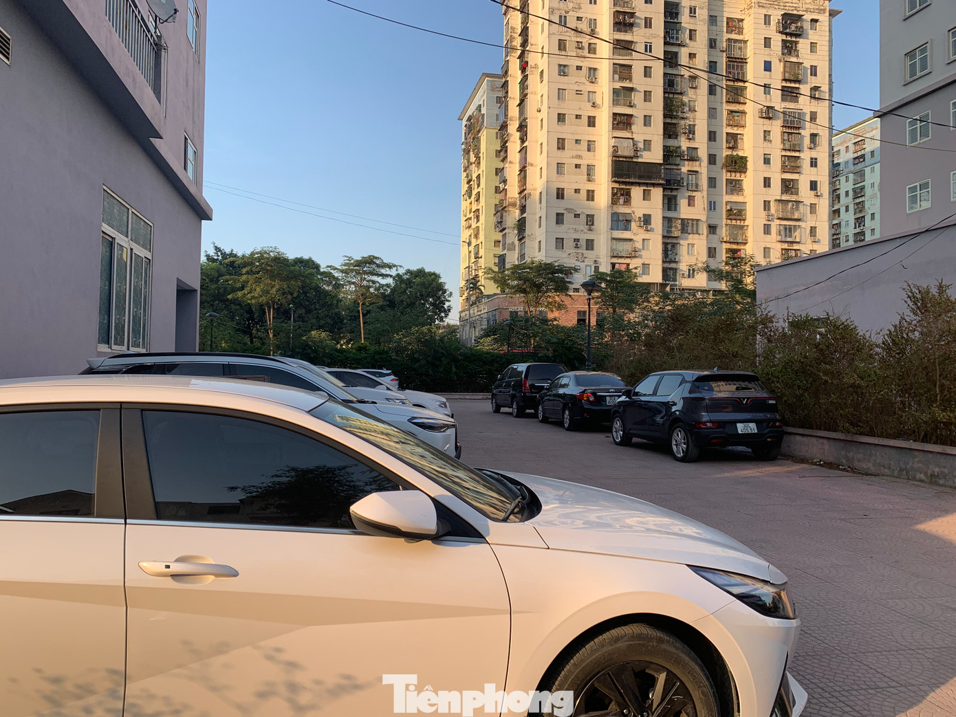 Theo ghi nhận của phóng viên, bãi xe vẫn hoạt động bình thường, như chưa hề có tín hiệu xử lý từ cơ quan chức năng. Ảnh: Đức Nguyễn.