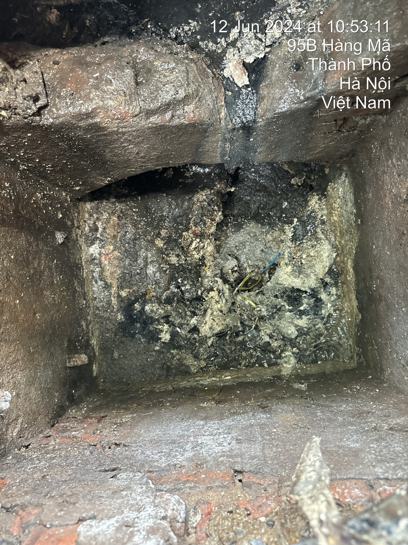 Xí nghiệp Thoát nước số 1 đã yêu cầu chủ cửa hàng khẩn trương nạo vét, hoàn trả đoạn rãnh thoát nước, ghi, ga thoát nước chung về nguyên trạng ban đầu. Ảnh: Cty Thoát nước cung cấp.