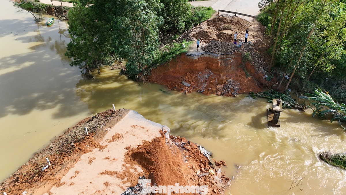 Do nước sông Lô xuống nhanh, nước từ khu dân cư bên trong đê chảy ra ngoài sông Lô, giảm áp lực cho khu vực ngập lụt mấy ngày qua. Ảnh: Hoàng Mạnh Thắng.