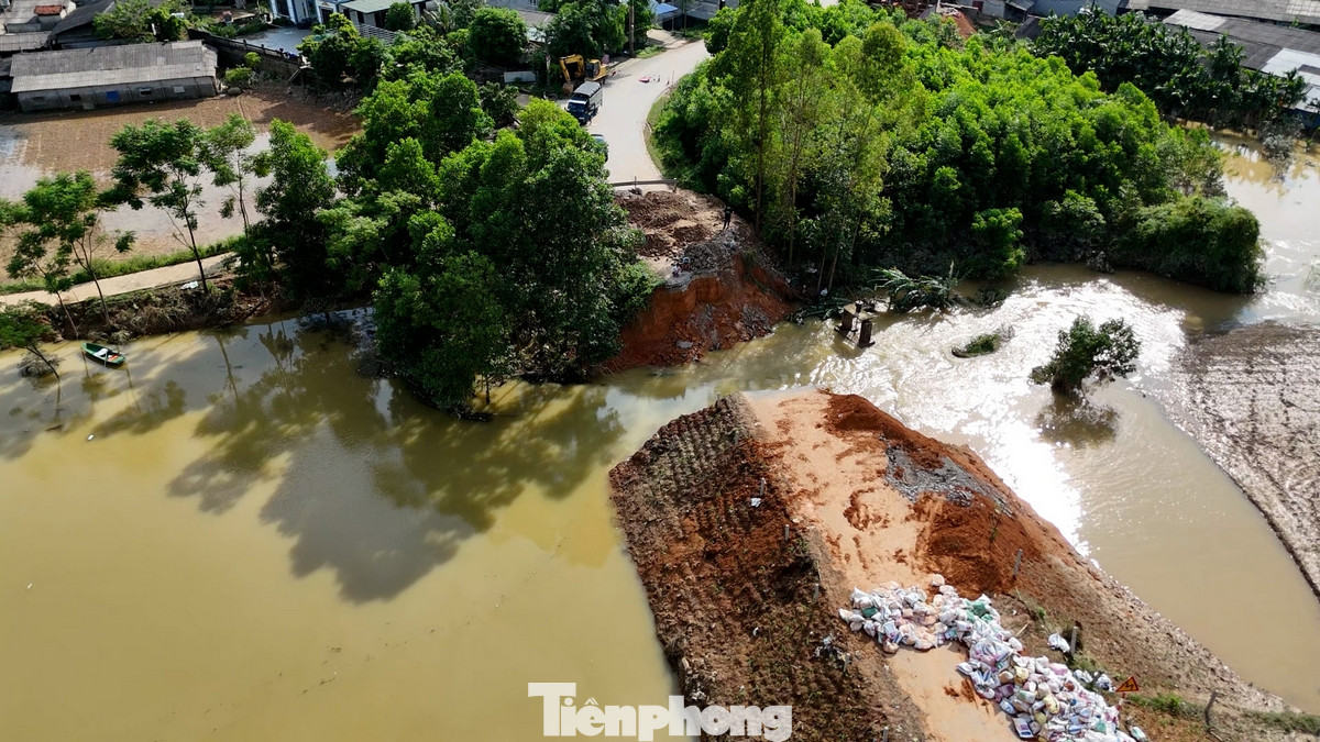Do nước sông Lô xuống nhanh, nước từ khu dân cư bên trong đê chảy ra ngoài sông Lô, giảm áp lực cho khu vực ngập lụt mấy ngày qua. Ảnh: Hoàng Mạnh Thắng.