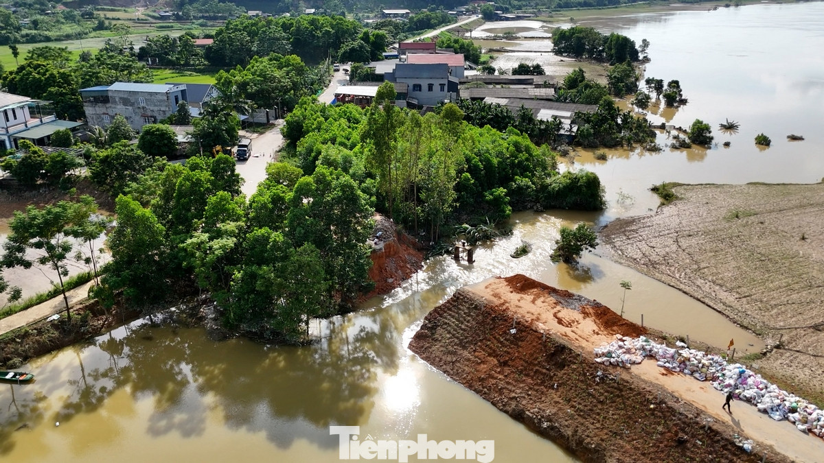 Khu vực vỡ đê sông Lô trên địa bàn xã Quyết Thắng. Ảnh: Hoàng Mạnh Thắng.