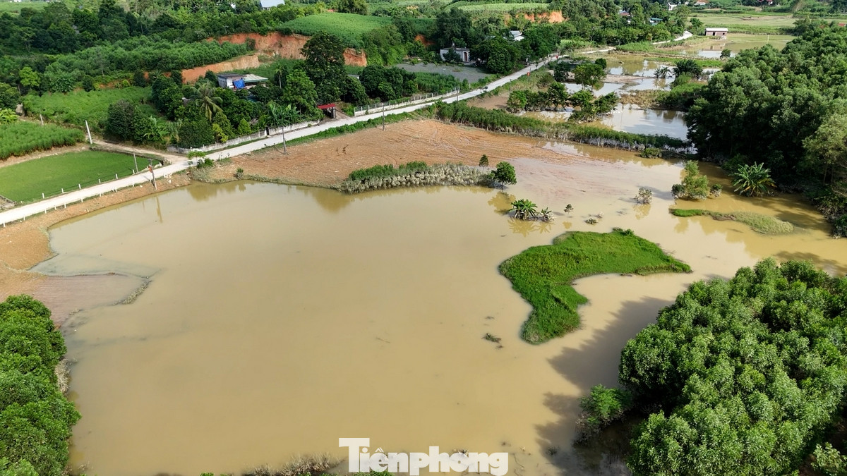 Một số khu vực bên trong đoạn đê vỡ thoát cảnh ngập lụt do nước chảy ngược ra sông Lô. Ảnh: Hoàng Mạnh Thắng.