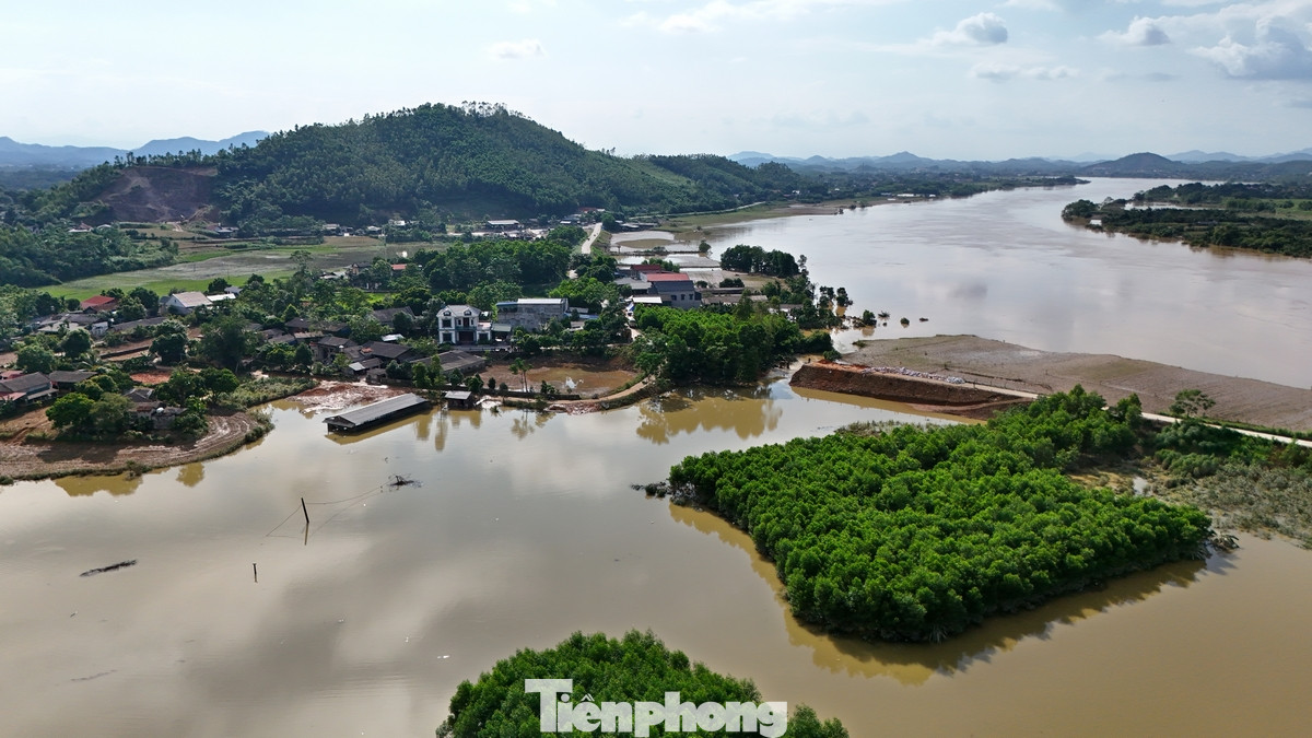 Khu vực vỡ đê sông Lô trên địa bàn xã Quyết Thắng. Ảnh: Hoàng Mạnh Thắng.