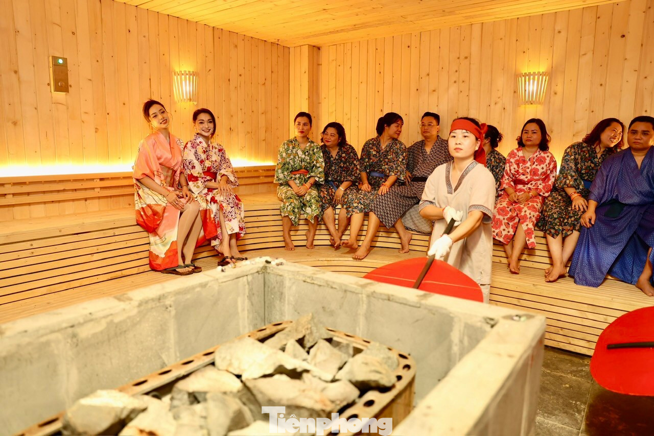 Tại Lynn Times Thanh Thuỷ còn có dịch vụ xông khô. Nhiệt độ cao tại phòng xông sẽ làm nóng cơ thể, từ đó thúc đẩy hoạt động tiết mồ hôi để giảm nhiệt độ. Thông qua việc tiết mồ hôi liên tục khi xông sẽ đào thải các chất độc, cặn bã trong cơ thể ra bên ngoài một cách tích cực nhất.