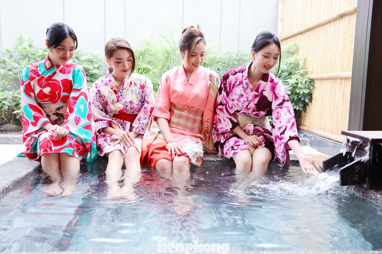 Lynn Times Thanh Thủy là khu nghỉ dưỡng đẳng cấp 5 sao, tọa lạc tại huyện Thanh Thủy, Phú Thọ. Với môi trường trong lành, tiện nghi đẳng cấp và dịch vụ chuyên nghiệp, Lynn Times Thanh Thủy là lựa chọn hoàn hảo cho du khách muốn tận hưởng một kỳ nghỉ đáng nhớ. Đây là nơi hiếm hoi của miền Bắc sở hữu nguồn suối khoáng nóng với chất lượng hoàn hảo và nhiệt độ lý tưởng. Trong ảnh (từ trái qua) là Hoa hậu các dân tộc Việt Nam 2022 - Nông Thúy Hằng, người đẹp Ngọc Nữ, người đẹp Ngọc Mai, người đẹp Kim Trà My trải nghiệm dịch vụ tắm khoáng nóng Lynn Times Thanh Thủy nhân dự sự kiện hiến máu "Giọt hồng cội Việt" hưởng ứng chương trình Chủ Nhật đỏ.