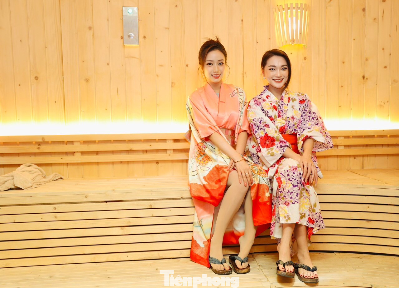 Theo truyền thống, phòng xông hơi khô được sử dụng để tạo cảm giác thư giãn. Khi nhịp tim tăng lên và các mạch máu giãn ra, lưu lượng máu đến da sẽ tăng lên. Xông hơi sẽ giúp cải thiện quá trình lưu thông máu, hệ thống thần kinh giao cảm trở nên tích cực hơn để duy trì sự cân bằng nhiệt độ trong cơ thể.