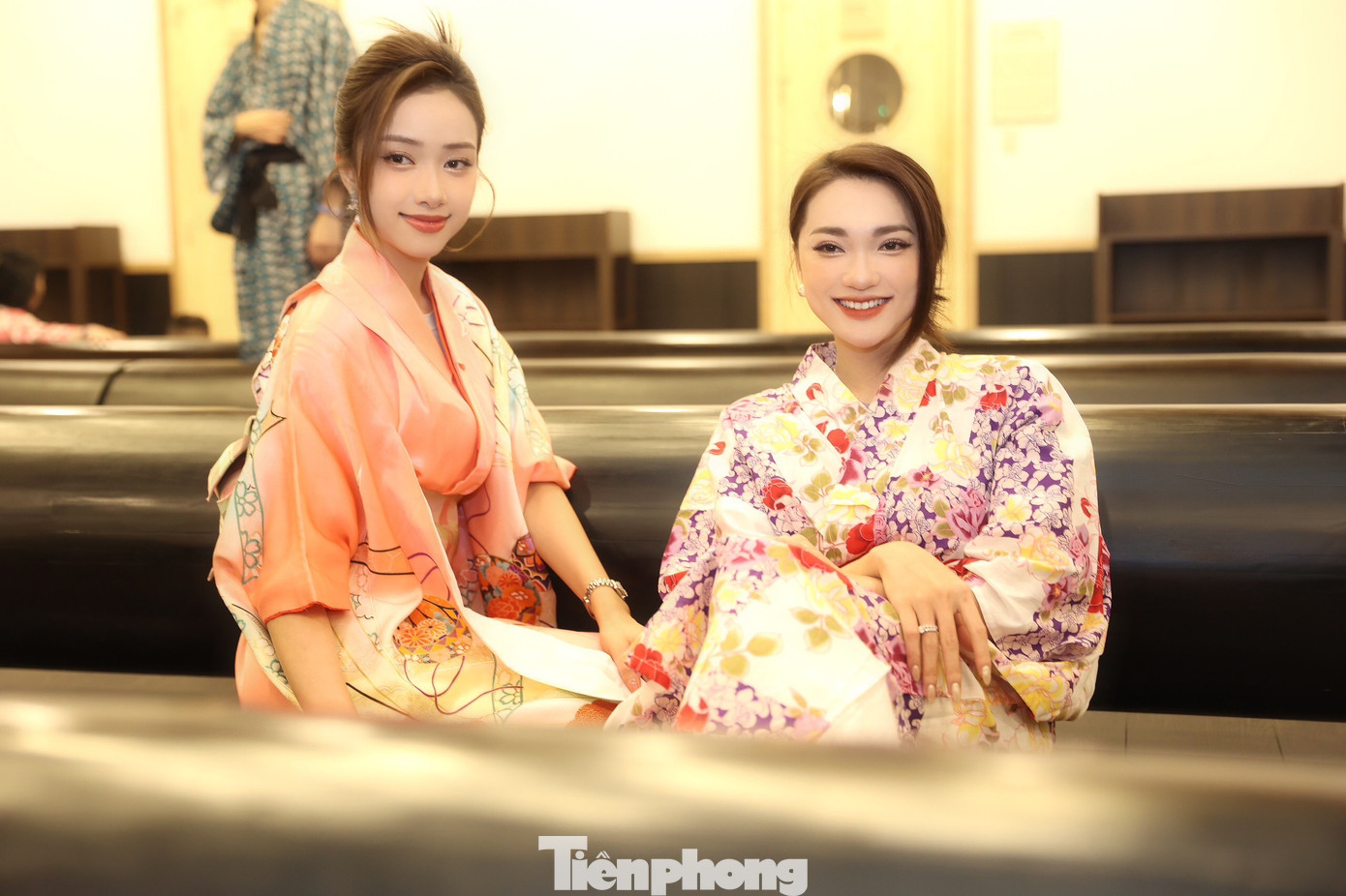 Phản ứng của cơ thể với sức nóng có thể khiến cơ thể ít cảm nhận được cơn đau, tỉnh táo hơn và mang lại cảm giác phấn chấn; đồng thời, hơi nóng giúp thư giãn các cơ, bao gồm cơ ở mặt và cổ.