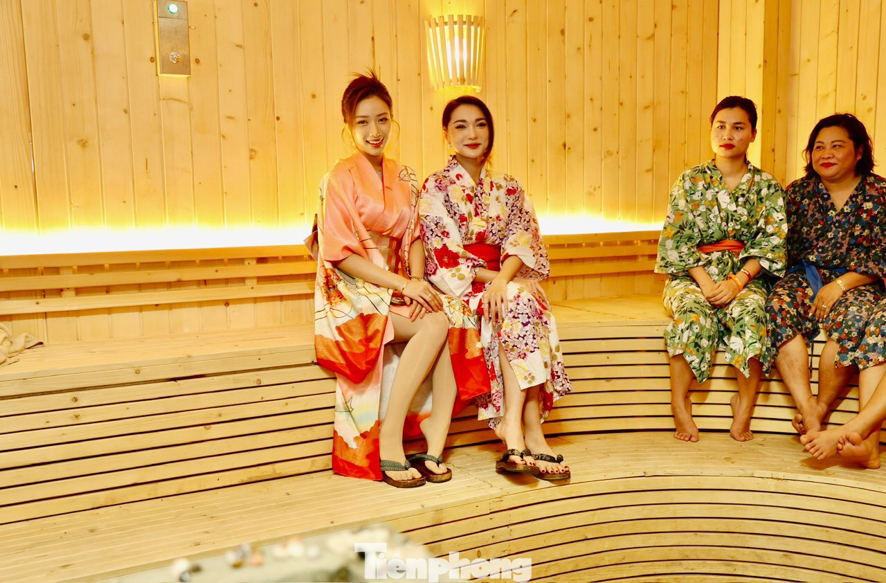 Theo nghiên cứu, sức nóng trong phòng xông cũng giúp các lỗ chân lông giãn nở, tăng cường trao đổi chất ở da, làm da trở nên mịn màng và tươi trẻ hơn. Việc toát mồ hôi và trao đổi chất, cũng giúp cho lượng mỡ thừa trong cơ thể tiêu tan đi khá nhiều, đem lại hiệu quả rất tốt cho những người thừa cân, béo phì.