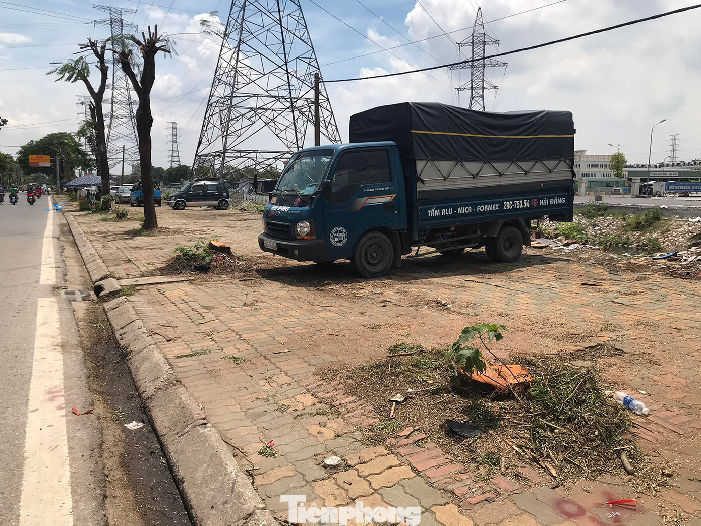 Theo tìm hiểu của phóng viên, những cây xanh này đều được cơ quan chuyên môn của thành phố Hà Nội đánh số quản lý. Việc chặt hạ một loạt cây xanh có đường kính lớn khiến nhiều người dân băn khoăn. Ảnh: Trường Phong. Theo tìm hiểu của phóng viên, những cây xanh này đều được cơ quan chuyên môn của thành phố Hà Nội đánh số quản lý. Việc chặt hạ một loạt cây xanh có đường kính lớn khiến nhiều người dân băn khoăn. Ảnh: Trường Phong.