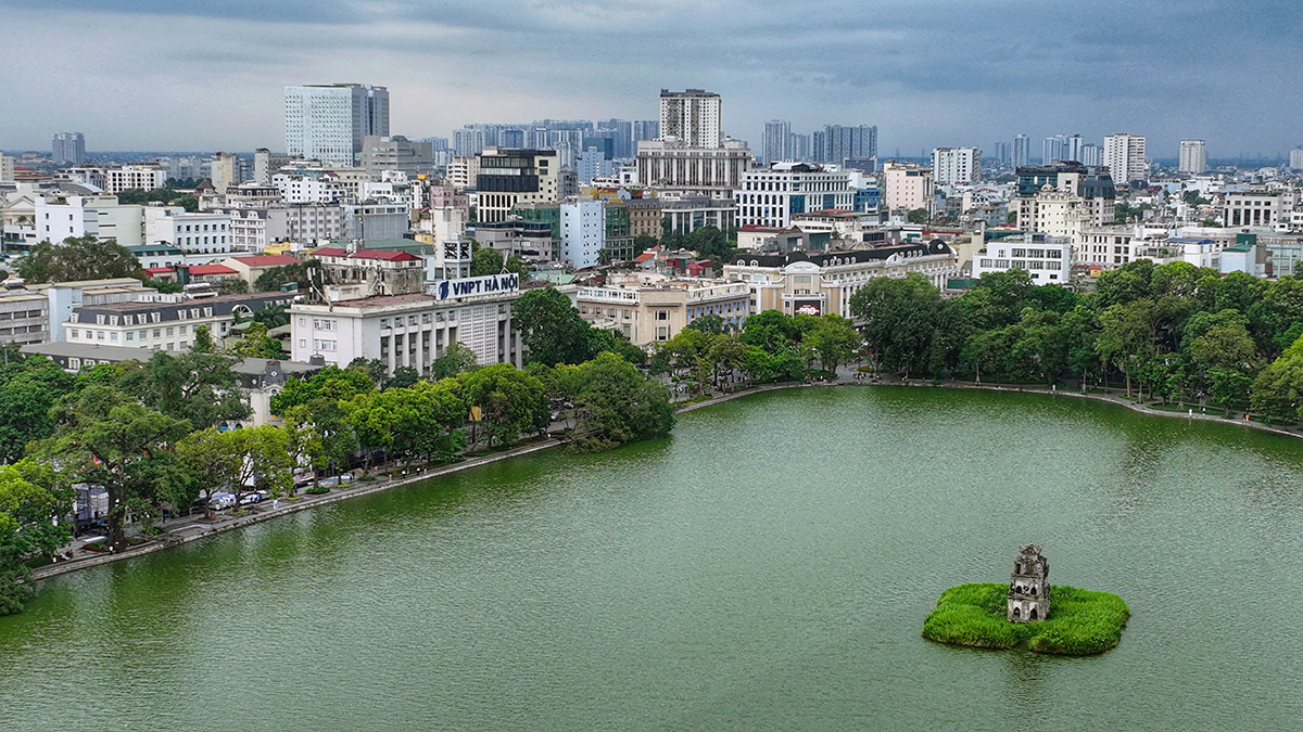 Hồ Gươm - viên ngọc xanh giữa trung tâm thành phố Hà Nội.