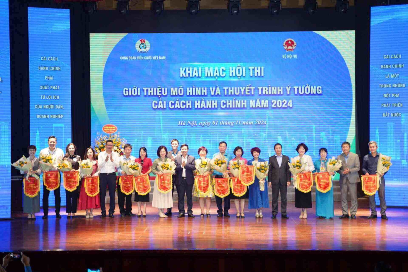 Các đội thi nhận cờ lưu niệm tại hội thi. Ảnh: PV. Các đội thi nhận cờ lưu niệm tại hội thi. Ảnh: PV.