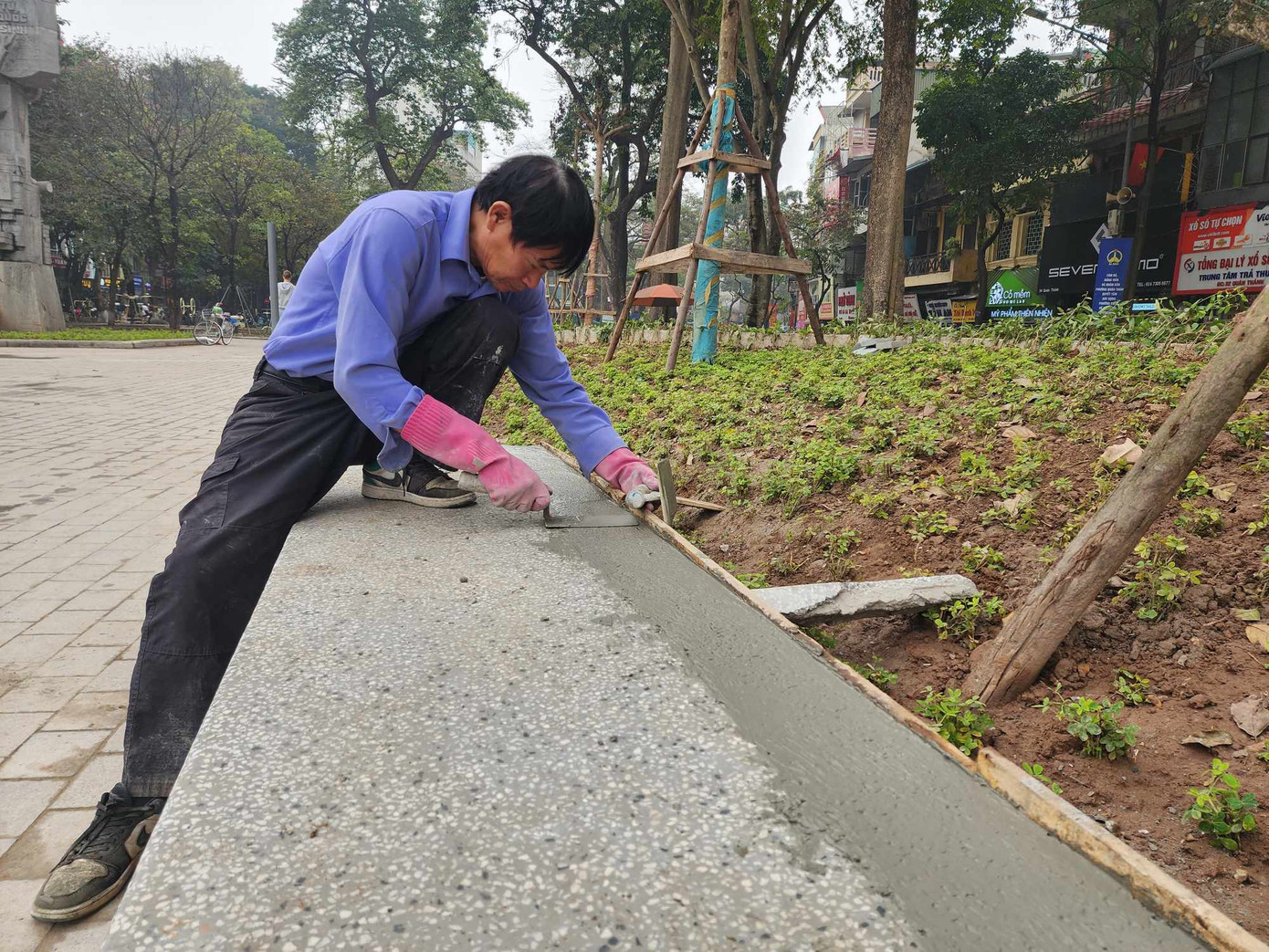 Công nhân chỉnh sửa một số hạng mục bê tông ở Vườn hoa Hàng Đậu. Ảnh: PV.