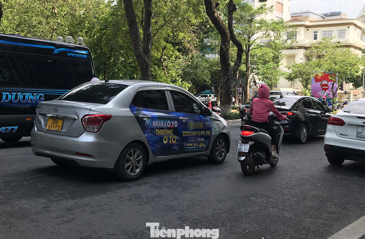 Theo ghi nhận của phóng viên Tiền Phong, rất nhiều xe ô tô biển vàng được dán, gắn logo, đường link liên quan đến web cá độ bóng đá, cờ bạc. Ảnh: Trường Phong.