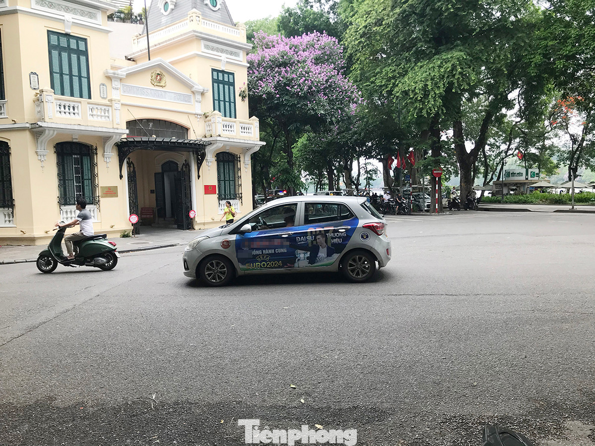 Một xe dán thông tin quảng cáo trang web cá cược liên quan đến Euro 2024 ngang nhiên diễu phố ở khu vực hồ Hoàn Kiếm, ngay trước trụ sở Công an quận. Ảnh: Trường Phong.