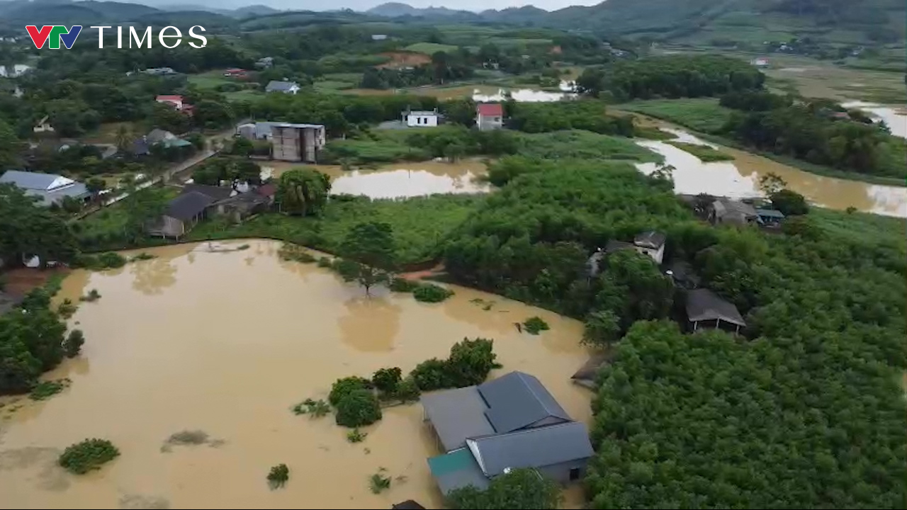 Theo thông tin công bố của tỉnh Tuyên Quang, có 35 hộ và 138 nhân khẩu trực tiếp bị ảnh hưởng bởi sự cố vỡ đê. Trong ngày 10/9, các hộ dân này đã được chính quyền địa phương di dời đến nơi an toàn. Ảnh: VTV Times.