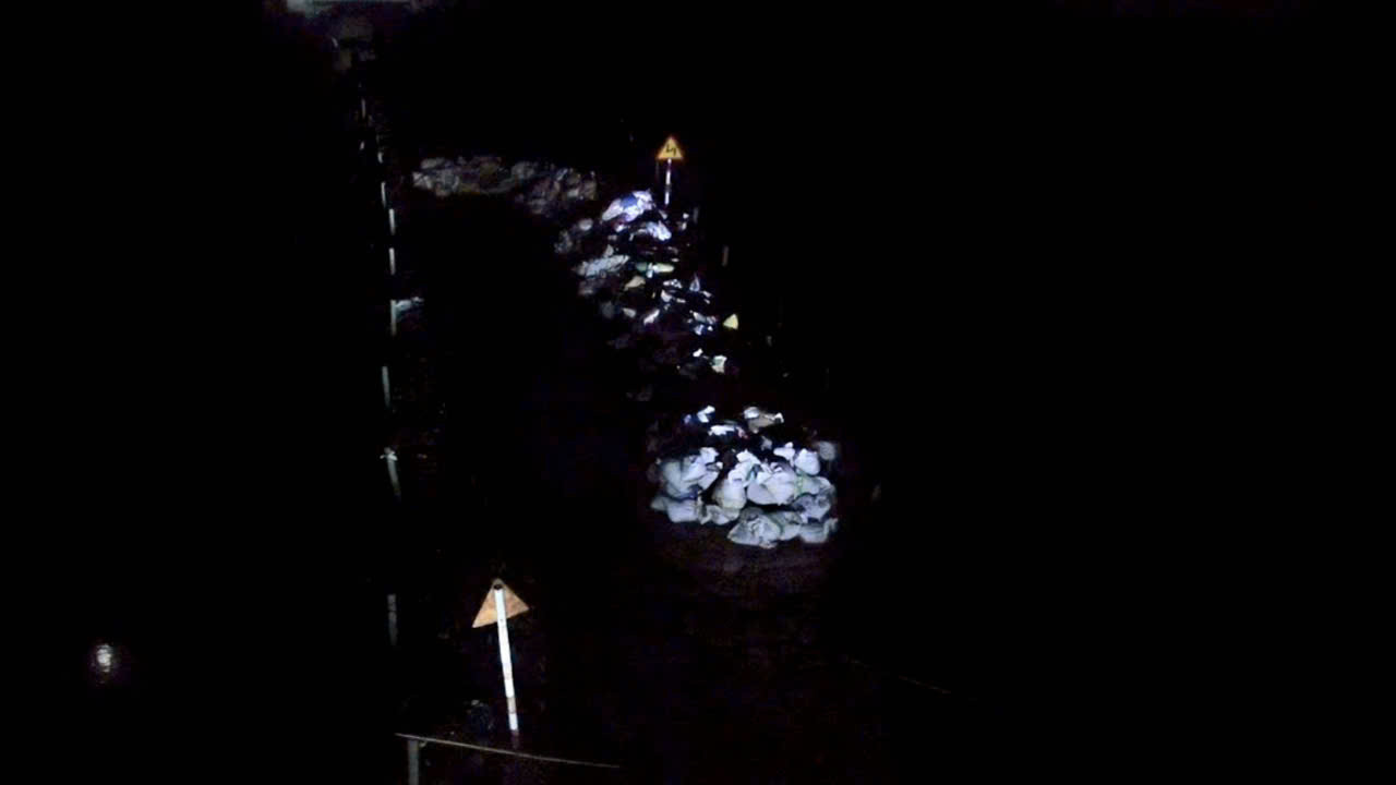 Bao tải cát, đất được tập kết gần nơi xảy ra sự cố đê sông Lô, sẵn sàng xử lý các tình huống phát sinh. Ảnh: Hoàng Mạnh Thắng.