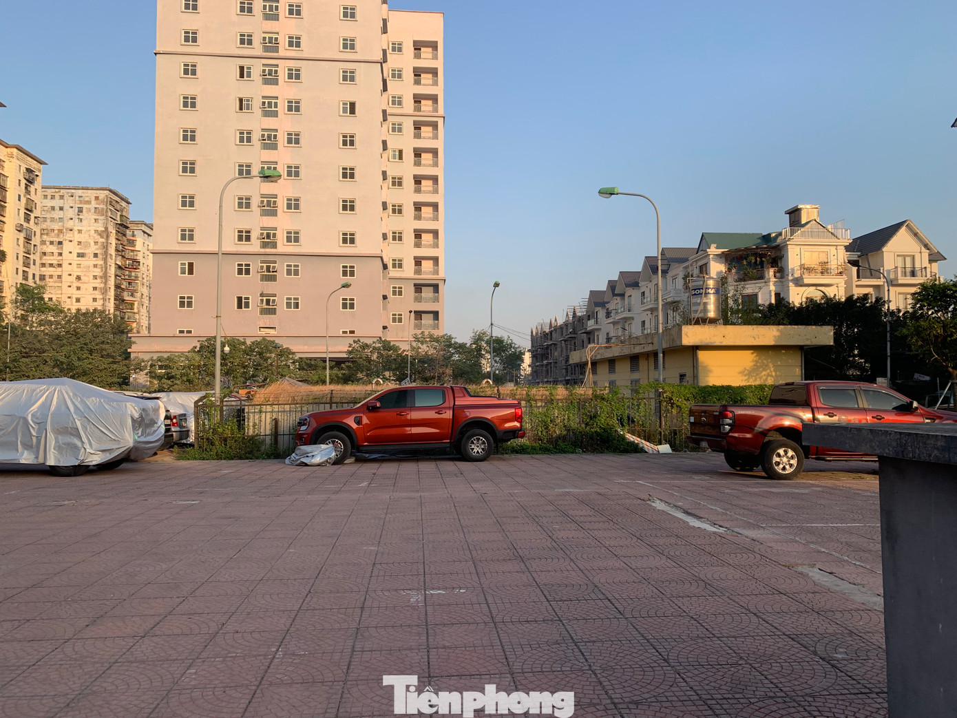 Nhiều xe ô tô đậu, đỗ trong khuôn viên sân toà chung cư tái định cư Đền Lừ III, ngày 29/11. Ảnh: Đức Nguyễn.