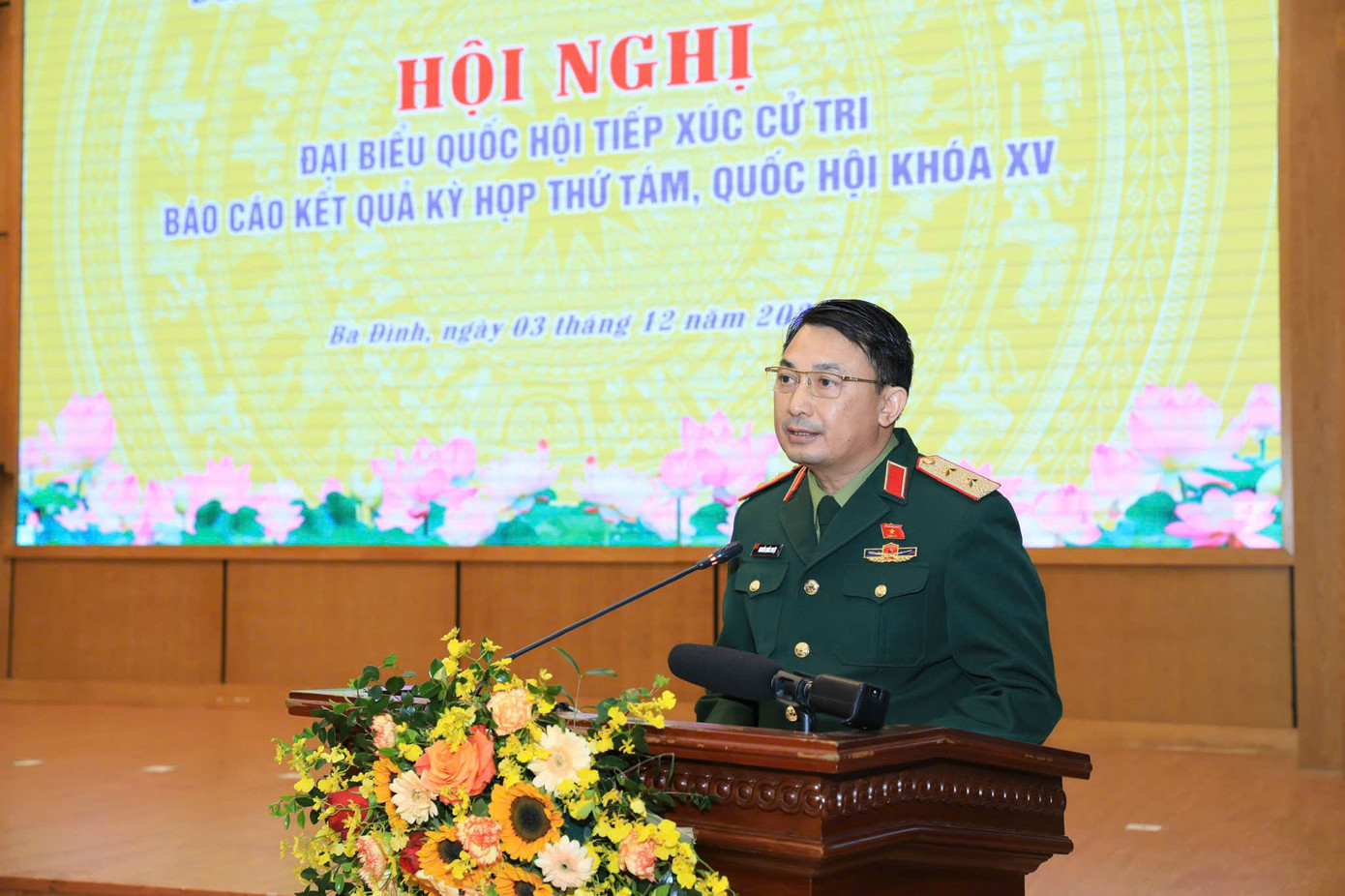 Đại biểu Quốc hội, Trung tướng Nguyễn Quốc Duyệt - Tư lệnh Bộ Tư lệnh Thủ đô thay mặt các đại biểu Quốc hội báo cáo kết quả Kỳ họp thứ 8 Quốc hội khoá XV với cử tri. Ảnh: Như Ý.