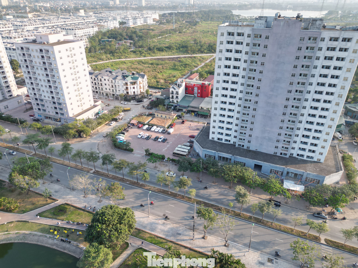 Theo ghi nhận của phóng viên, ngày 29/11, khu vực sân 3 toà chung cư tái định cư Đền Lừ III (Hoàng Văn Thụ, Hoàng Mai, Hà Nội) vẫn có rất nhiều xe ô tô đậu, đỗ. Ảnh: Đức Nguyễn.