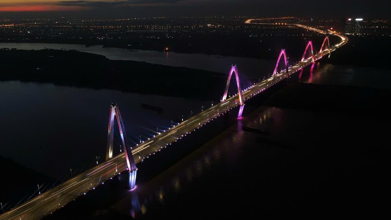 Cầu Nhật Tân bừng sáng trong đêm. Ảnh: Như Ý.