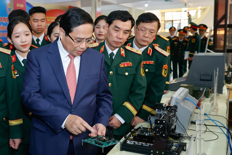 Thủ tướng xem các sản phẩm nghiên cứu, sáng tạo của Học viện Kỹ thuật quân sự. Ảnh: VGP. Thủ tướng xem các sản phẩm nghiên cứu, sáng tạo của Học viện Kỹ thuật quân sự. Ảnh: VGP.