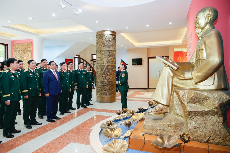 Thủ tướng tham quan Phòng truyền thống Học viện Kỹ thuật quân sự. Ảnh: VGP. Thủ tướng tham quan Phòng truyền thống Học viện Kỹ thuật quân sự. Ảnh: VGP.