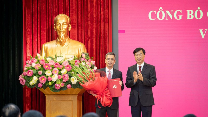 Chánh Văn phòng Trung ương Đảng Nguyễn Duy Ngọc trao quyết định và tặng hoa chúc mừng ông Võ Thành Hưng. Ảnh: Báo Nhân Dân.