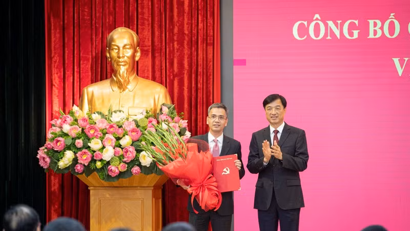 Chánh Văn phòng Trung ương Đảng Nguyễn Duy Ngọc trao quyết định và tặng hoa chúc mừng ông Võ Thành Hưng. Ảnh: Báo Nhân Dân.