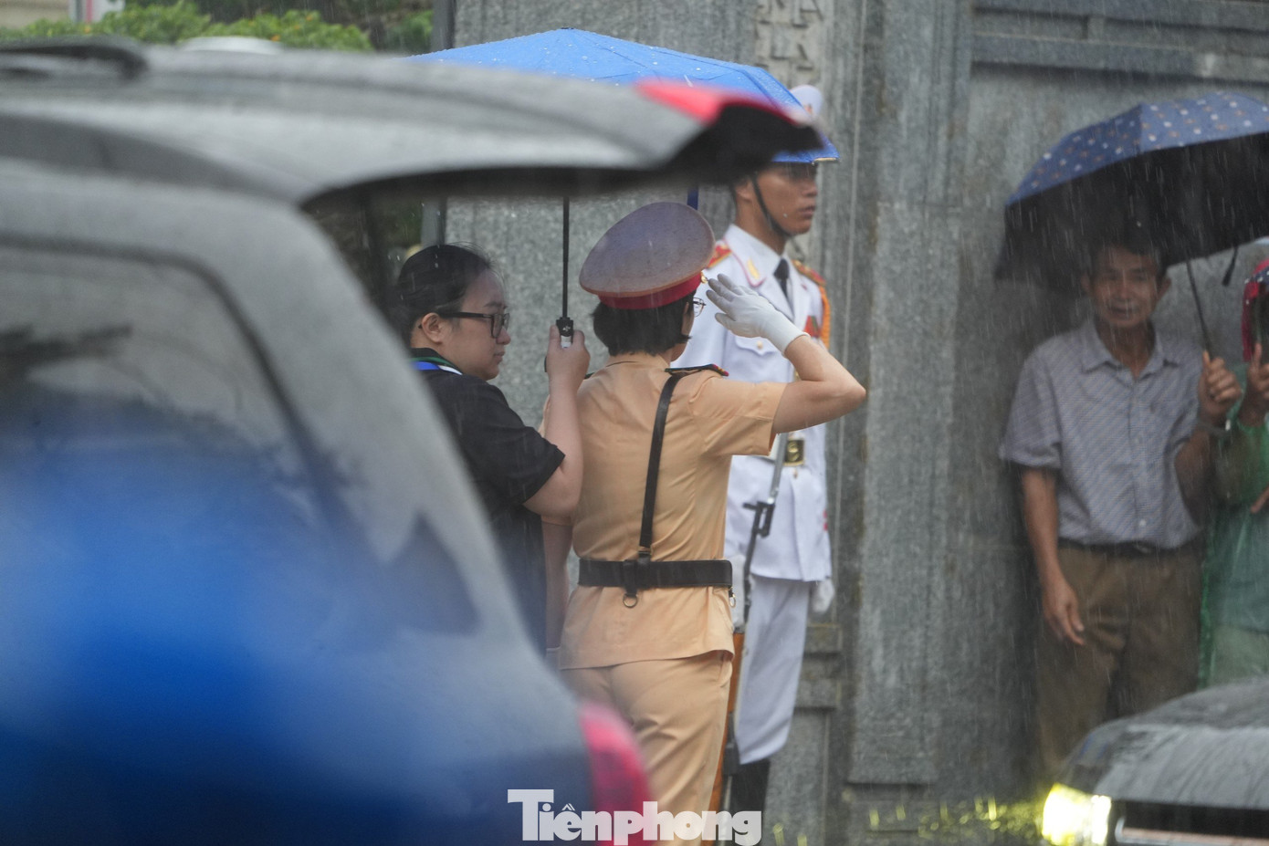 Đông đảo người dân chờ đón màn diễu binh, diễu hành kỷ niệm 70 năm Chiến thắng Điện Biên Phủ sáng 7/5.