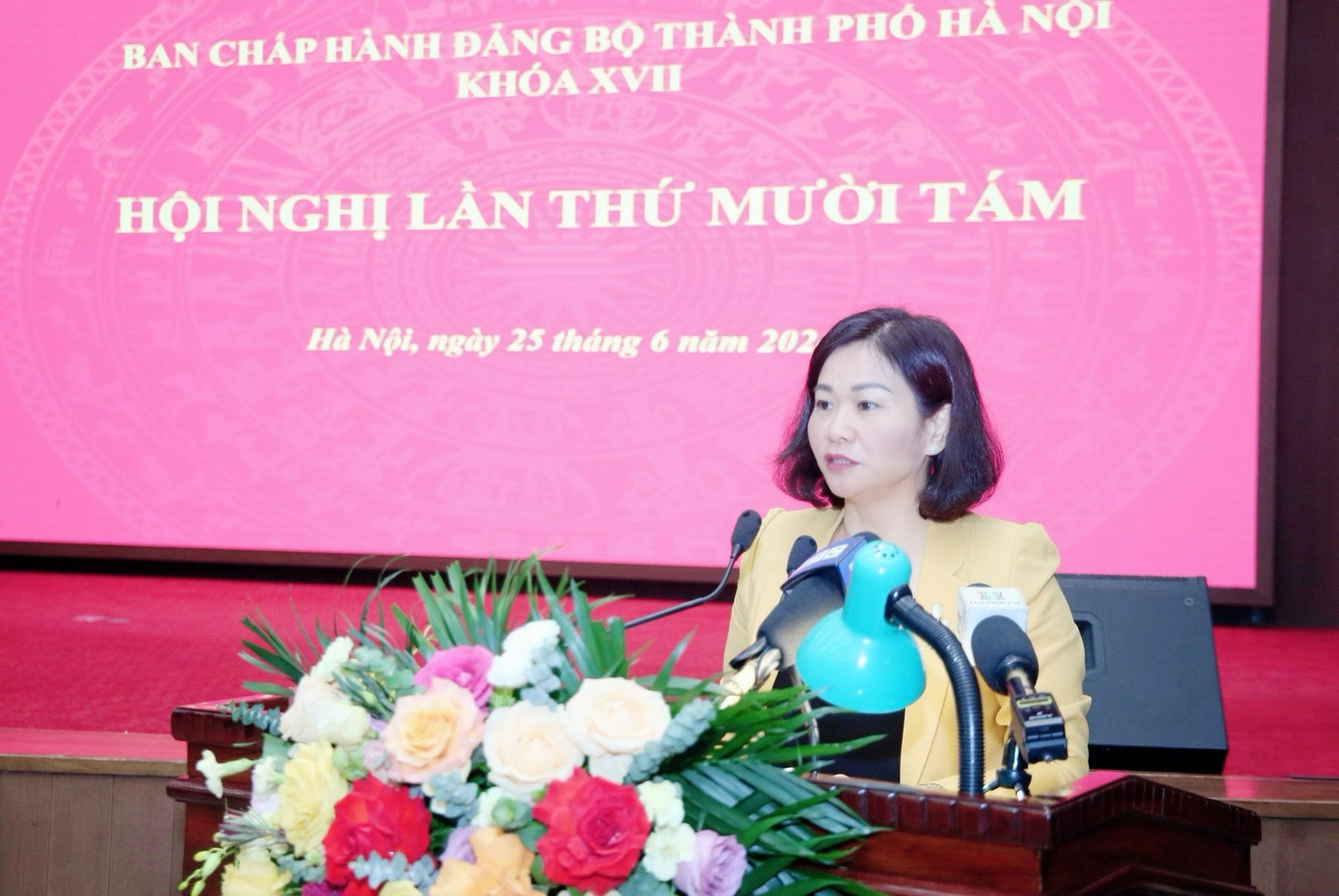 Phó Bí thư Thường trực Thành uỷ Hà Nội Nguyễn Thị Tuyến phát biểu bế mạc Hội nghị Ban Chấp hành Đảng bộ thành phố Hà Nội chiều 25/6. Ảnh: HNM.
