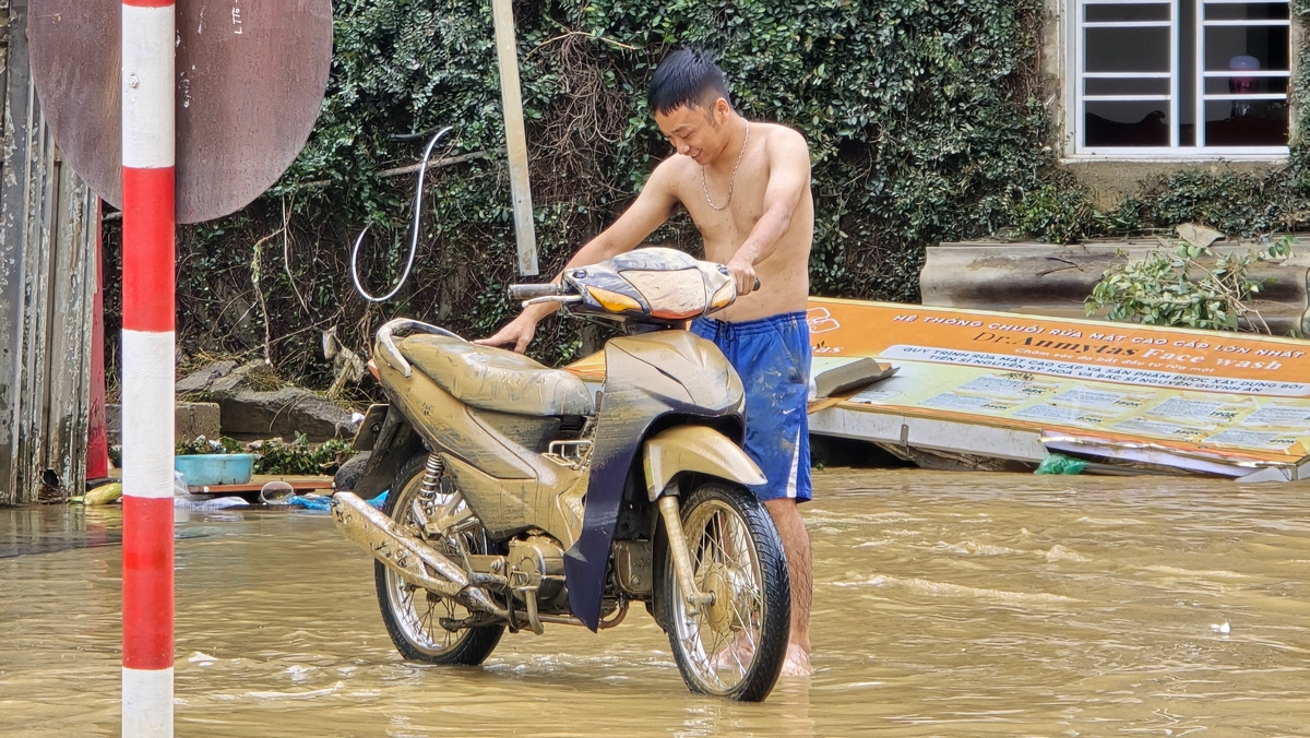 Theo nhiều người dân, dự kiến, trong chiều 12/9, nước lũ sẽ rút gần như hoàn toàn khỏi một số khu vực thành phố Tuyên Quang. Ảnh: Hoàng Mạnh Thắng.