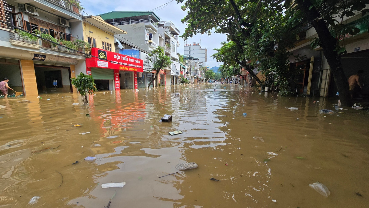 Sáng 12/9, tại nhiều khu vực ở thành phố Tuyên Quang (tỉnh Tuyên Quang), nước lũ đã rút. Ở khu vực ngập nặng nhất, nước vẫn cao đến thắt lưng người trưởng thành. Ảnh: Hoàng Mạnh Thắng.