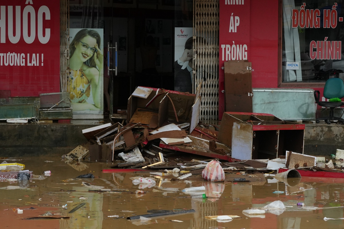 Nhiều khu vực tan hoang, thiệt hại nhiều tài sản do lũ. Ảnh: Hoàng Mạnh Thắng.