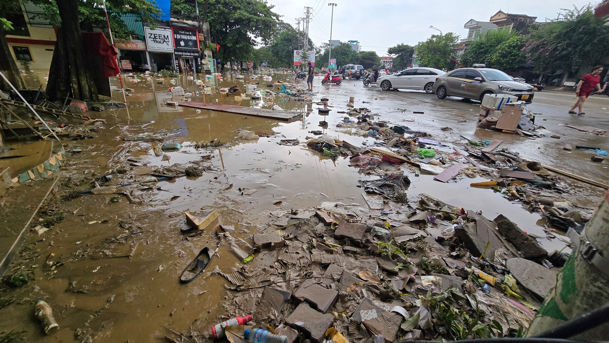 Sáng 12/9, tại nhiều khu vực ở thành phố Tuyên Quang (tỉnh Tuyên Quang), nước lũ đã rút. Ở khu vực ngập nặng nhất, nước vẫn cao đến thắt lưng người trưởng thành. Ảnh: Hoàng Mạnh Thắng.