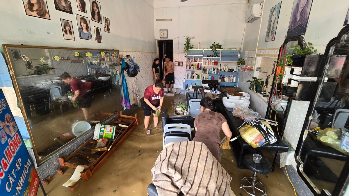 Theo nhiều người dân, dự kiến, trong chiều 12/9, nước lũ sẽ rút gần như hoàn toàn khỏi một số khu vực thành phố Tuyên Quang. Ảnh: Hoàng Mạnh Thắng.