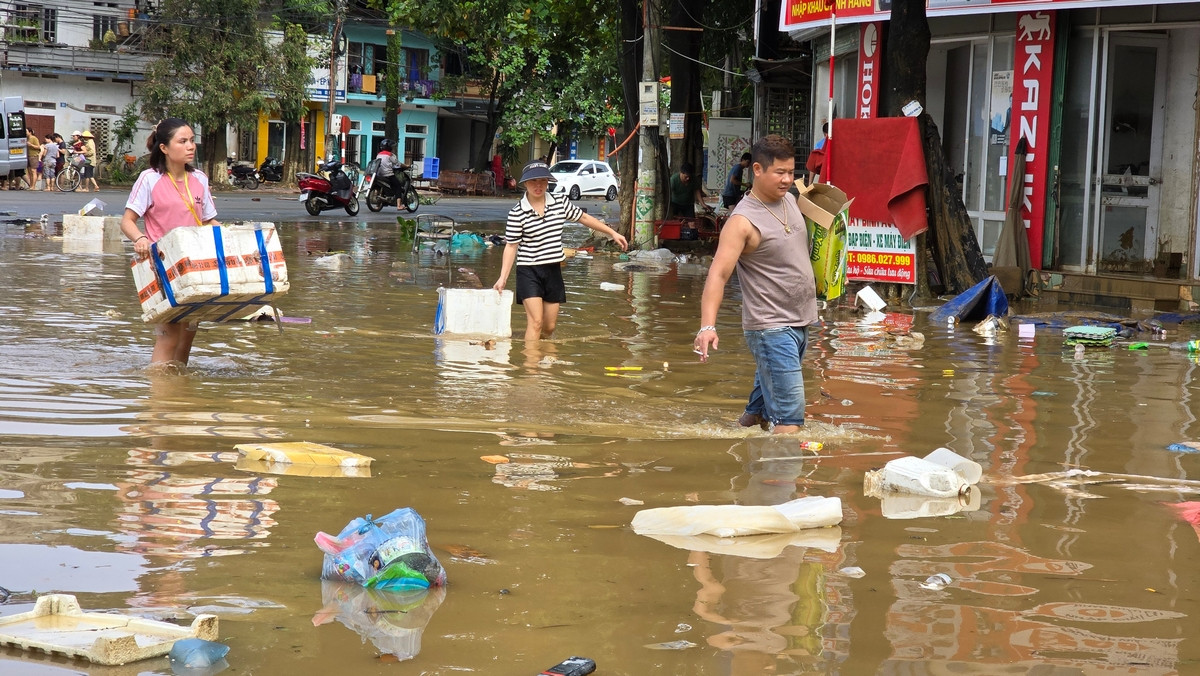 Sáng 12/9, ở nhiều khu vực thành phố Tuyên Quang, nước lũ đã rút gần hết, để lại nhiều rác thải, làm hư hỏng nhiều tài sản của người dân. Ảnh: Hoàng Mạnh Thắng.