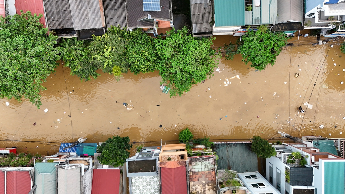 Theo nhiều người dân, dự kiến, trong chiều 12/9, nước lũ sẽ rút gần như hoàn toàn khỏi một số khu vực thành phố Tuyên Quang. Ảnh: Hoàng Mạnh Thắng.