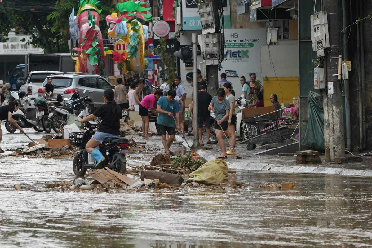 Nhiều khu vực tan hoang, thiệt hại nhiều tài sản do lũ. Ảnh: Hoàng Mạnh Thắng.